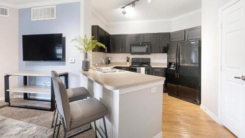 Del Mar Apartment | Landing Modern 2BD Clubhouse