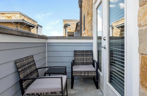 Terrell Apartment | Landing | Modern 3BD, Gym