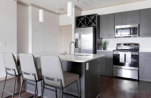 Wetmore Apartment | Landing | Modern 3BD, Gym, Yoga Studio