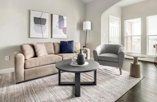 Richmond Apartment | Landing Spectacular 1BD Pool Gym
