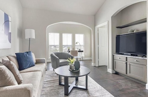 Richmond Apartment | Landing Spectacular 1BD Pool Gym