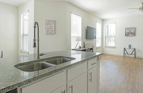 Waller Apartment | Landing | Spectacular 3BD, Pool, Gym