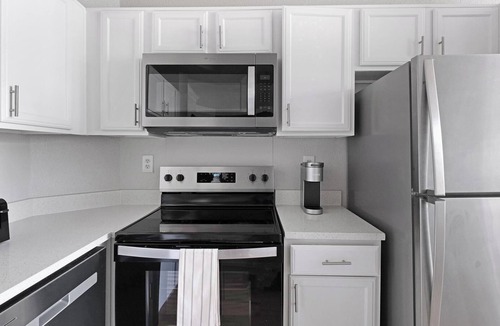 Barker Apartment | Landing | Stunning 1BD, Clubhouse