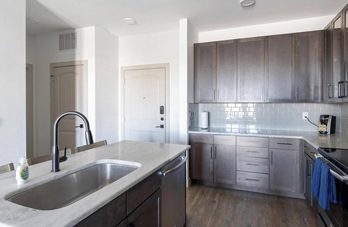 Denton Apartment | Landing | Stunning 1BD, Courtyard, Gym