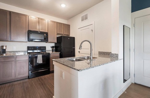 Lockhart Apartment | Landing | Stunning 1BD, Gym, Pool
