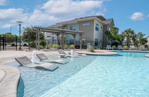 Lockhart Apartment | Landing | Stunning 1BD, Gym, Pool