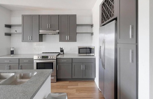 Ferndale Apartment | Landing | Stunning 2BD, Gym, Pool