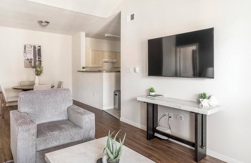 Southbelt/Ellington Apartment | Landing | Stunning 2BD, Gym, Pool