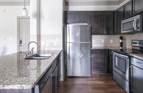 George Bush Park/Eldridge Apartment | Landing | Stunning 2BD, Gym, Pool