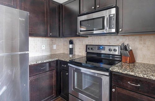 George Bush Park/Eldridge Apartment | Landing | Stunning 2BD, Gym, Pool