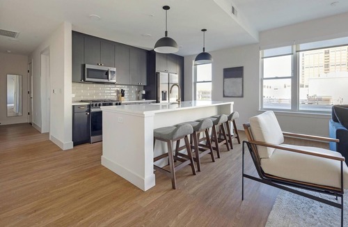 Uptown Apartment | Landing | Stunning 2BD, Rooftop Lounge, Gym