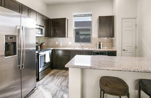 Las Colinas Apartment | Landing | Stylish 1BD, Clubhouse