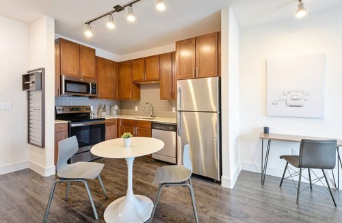 Las Colinas Apartment | Landing | Stylish 1BD, Clubhouse