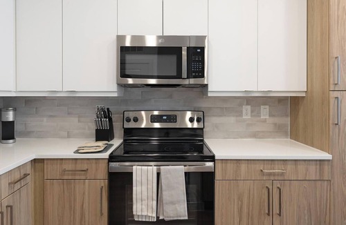 Celina Apartment | Landing | Stylish 1BD, Courtyard, Gym