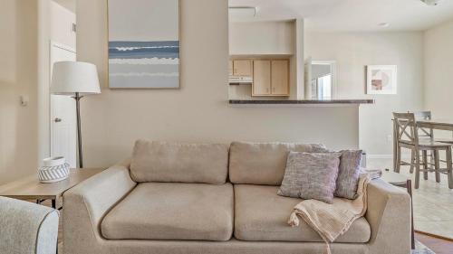 Southbelt/Ellington Apartment | Landing Stylish 1BD Gym Pool