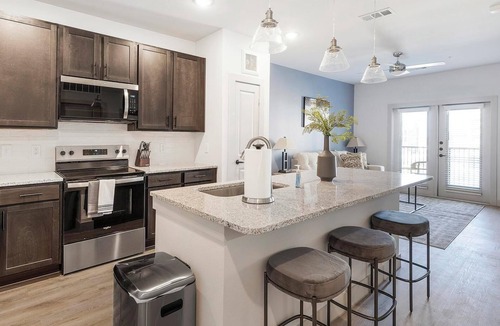 Corinth Apartment | Landing | Stylish 1BD in Corinth