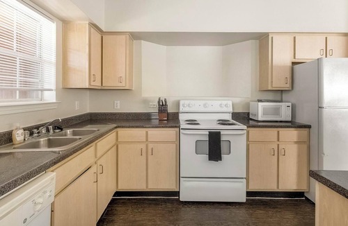 Southbelt/Ellington Apartment | Landing | Stylish 2BD, Clubhouse, Gym