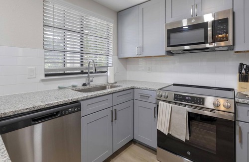 Garland Apartment | Landing | Stylish 2BD, Gym
