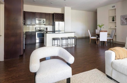 Klein Apartment | Landing | Stylish 2BD, Gym, Clubhouse