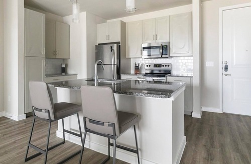 Katy Apartment | Landing | Stylish 2BD, Pool, Gym