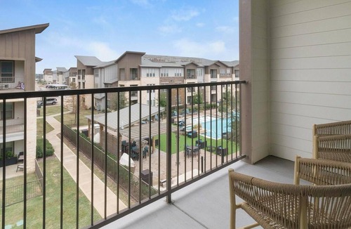 Katy Apartment | Landing | Stylish 2BD, Pool, Gym