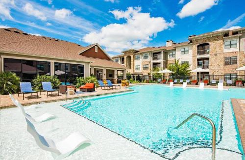 George Bush Park/Eldridge Apartment | Landing Stylish 2BD Pool Gym