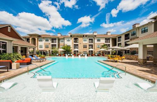 George Bush Park/Eldridge Apartment | Landing Stylish 2BD Pool Gym