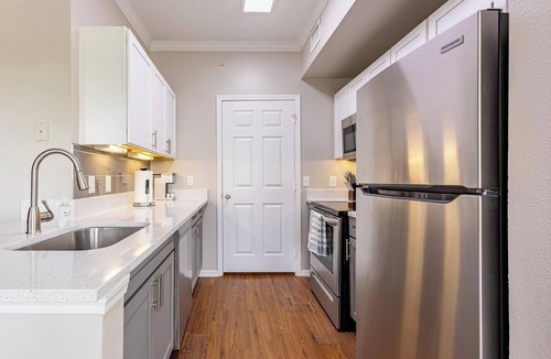 Webster Apartment | Landing | Stylish 2BD, Gym