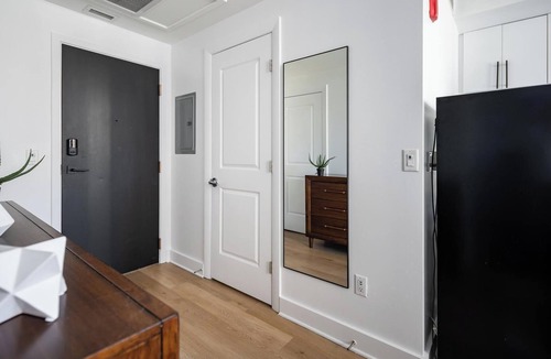 Financial District Apartment | Landing | Stylish Studio, Pool, Game Room