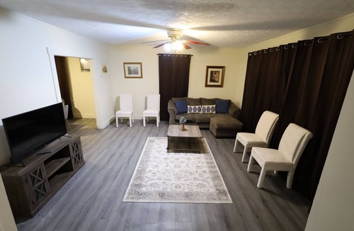 Charlton Heights House | Large 3 Mountain View 3BR · 10 min Hawks Nest · 25 min NRG