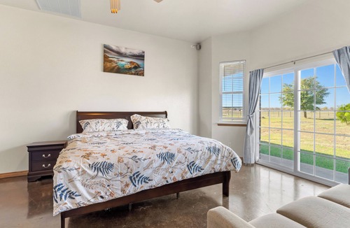 Waxahachie House | Large 5-Bedroom Farmhouse with Barn in Waxahachie. Perfect for Families & Groups