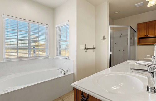 Waxahachie House | Large 5-Bedroom Farmhouse with Barn in Waxahachie. Perfect for Families & Groups