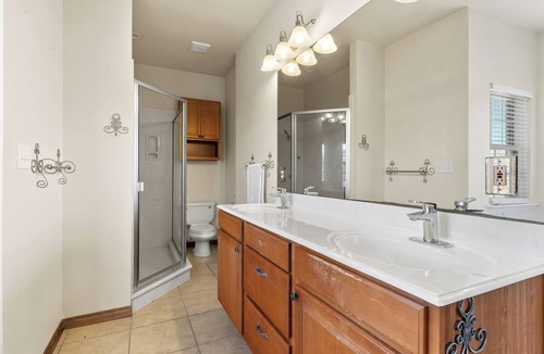 Waxahachie House | Large 5-Bedroom Farmhouse with Barn in Waxahachie. Perfect for Families & Groups
