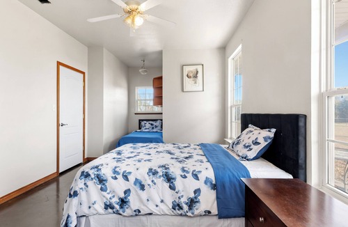 Waxahachie House | Large 5-Bedroom Farmhouse with Barn in Waxahachie. Perfect for Families & Groups
