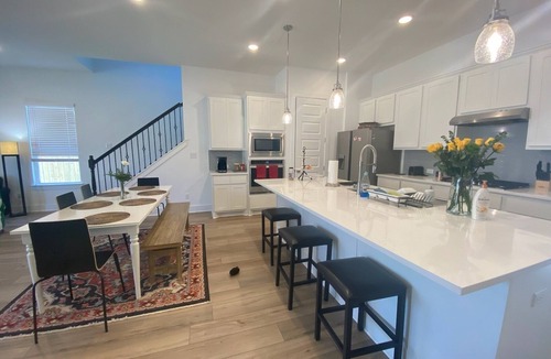 Georgetown House | Large 5-Bedroom Georgetown Getaway/Minutes to Blue Hole Park + Historic Square