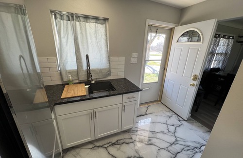 West Des Moines House | LARGE 6 BR HOME 7-10 Beds for Large Groups or Contractors Needing Long Term Stay
