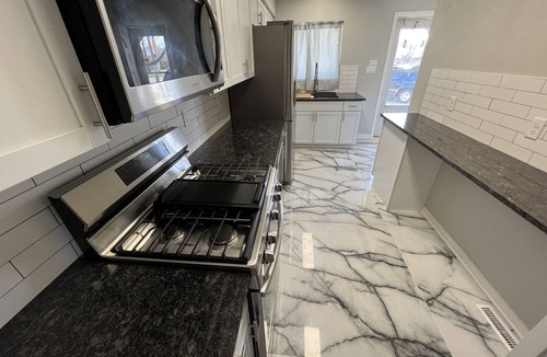 West Des Moines House | LARGE 6 BR HOME 7-10 Beds for Large Groups or Contractors Needing Long Term Stay