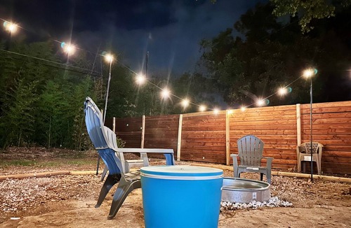 Waco House | Large Group Space - King Beds -Firepit - Rose Haven, King Beds -Minutes to Magnolia -Large Group Spa.