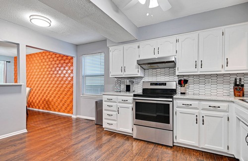 Merriam House | ♧Large Groups Welcome♧Peloton Bike+Tread♧Ping Pong Table♧Deck♧8 TVs♧Parking