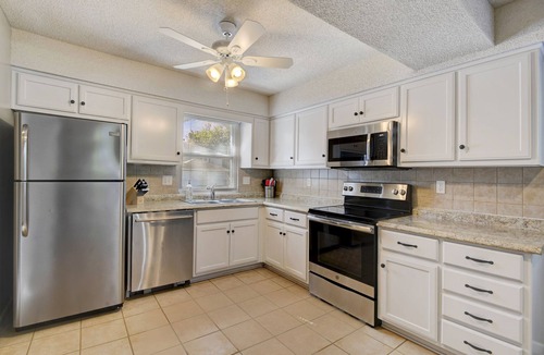Merriam House | ♧Large Groups Welcome♧Peloton Bike+Tread♧Ping Pong Table♧Deck♧8 TVs♧Parking