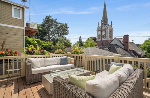 East Queen Anne House | Large Seattle Home for World Cup Home Base