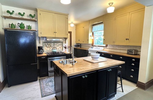 Walla Walla House | Large & spacious: 12 guests & walkable to Main St!