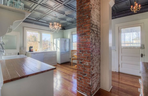 Yakima House | Large, spacious home centrally located that is both family and pet friendly.