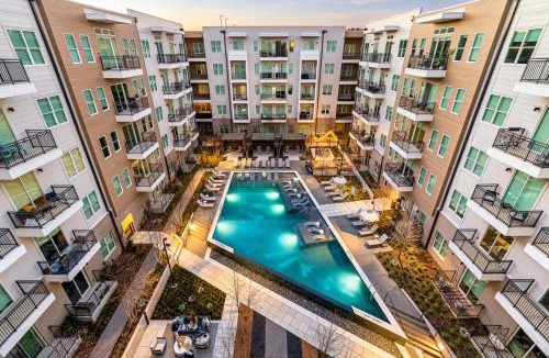 Dallas Apartment | Lavish Gold Apt with Resort Pool, Laundry, Parking