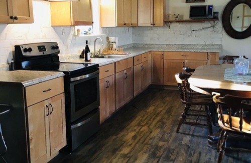 Talisheek Cabin | Lazy Aker Nest-river front, family fun, cold pool, stars, picnic, gatherings