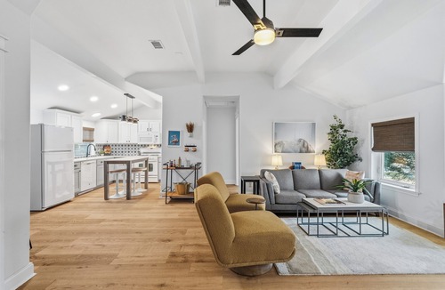 Georgetown House | Lazy Day Getaway - 5 min walk to the square - Historic home