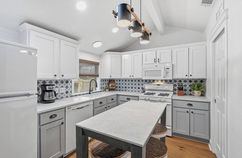Georgetown House | Lazy Day Getaway - 5 min walk to the square - Historic home