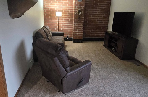 Wayne County House | Leos Place is a hidden treasure located close to Lake Rathbun. Sleeps 10