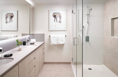 South Lake Union Hotel | Level Seattle- Water Views in this Three Bedroom Sky Suite