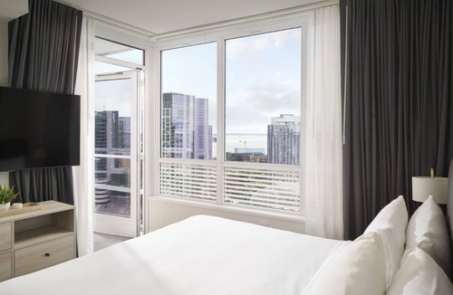 South Lake Union Hotel | Level Seattle- Water Views in this Three Bedroom Sky Suite